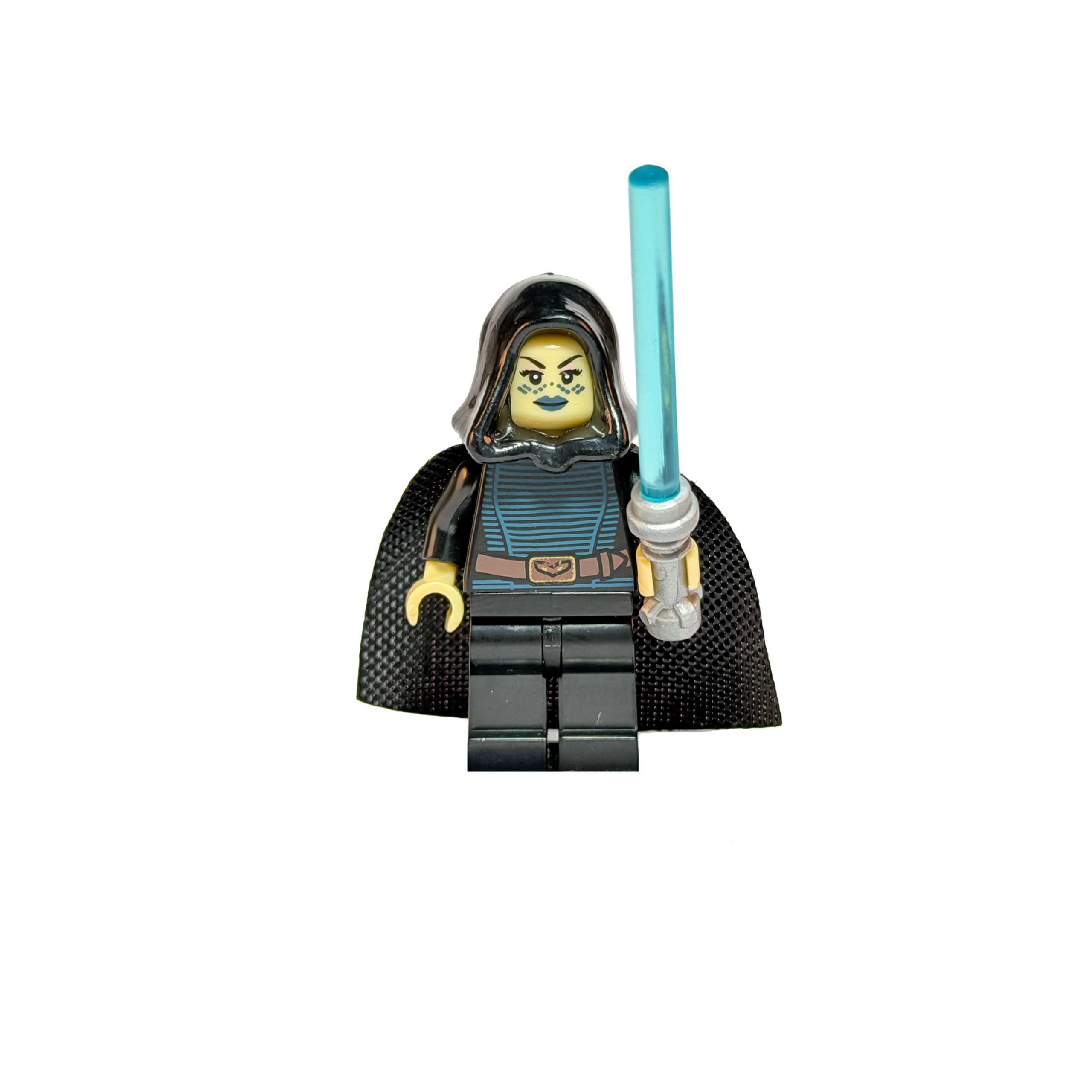Minifigura de colección de Barriss Offee de Star Wars sobre un fondo negro puro. Lleva una capucha negra rígida, una capa negra texturizada, y un traje con torso azul oscuro acanalado. Su rostro claro muestra pequeños tatuajes de diamantes. Sostiene un sable de luz azul brillante con una empuñadura gris gruesa y detallada.