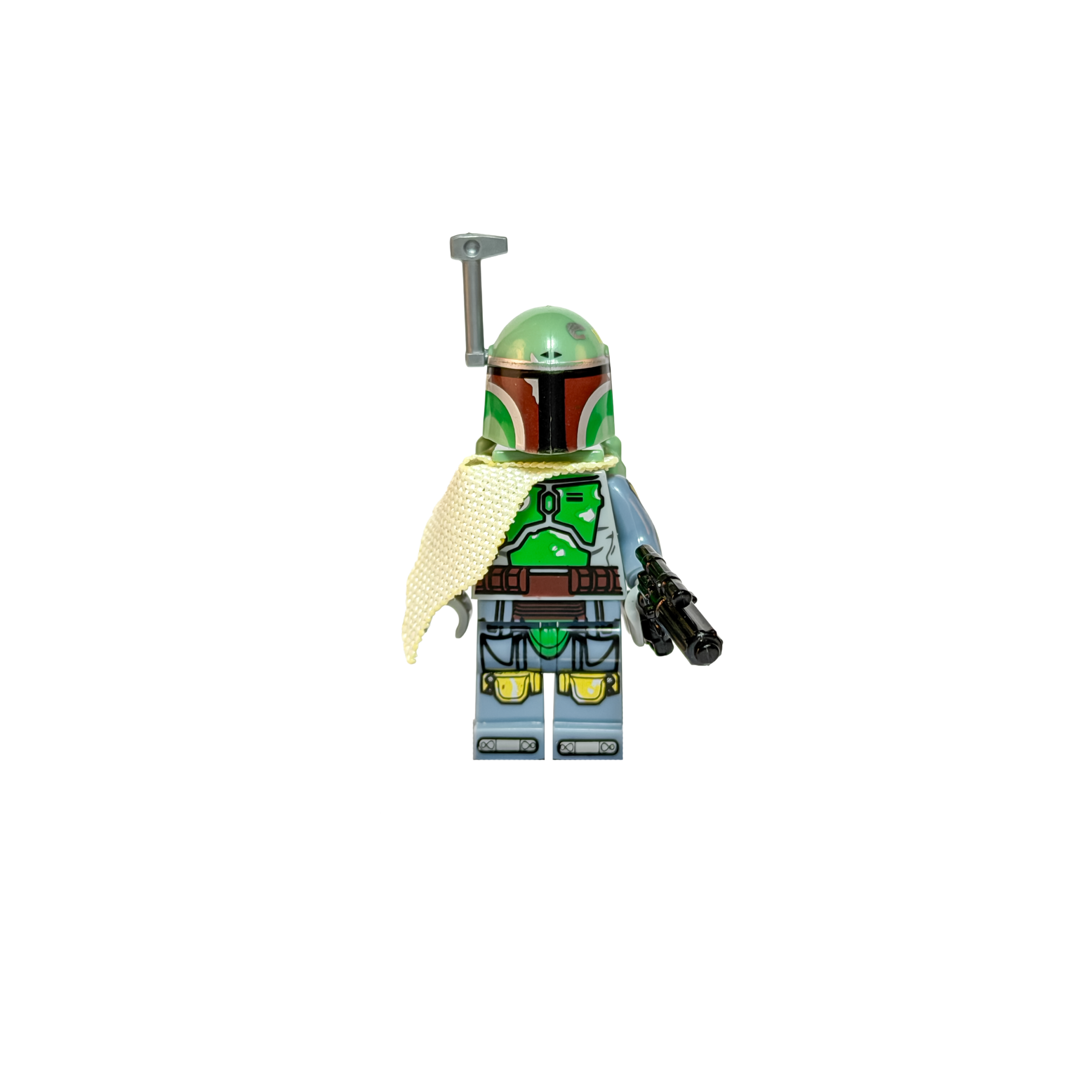 Minifigura de colección del cazarrecompensas Boba Fett de Star Wars sobre un fondo negro puro. Viste su clásica armadura mandaloriana verde con marcas de batalla sobre un traje gris, rodilleras amarillas, y una capa de tela color arena sobre el hombro derecho. Lleva puesto su casco con visor en T y antena gris, y sostiene un rifle bláster negro.