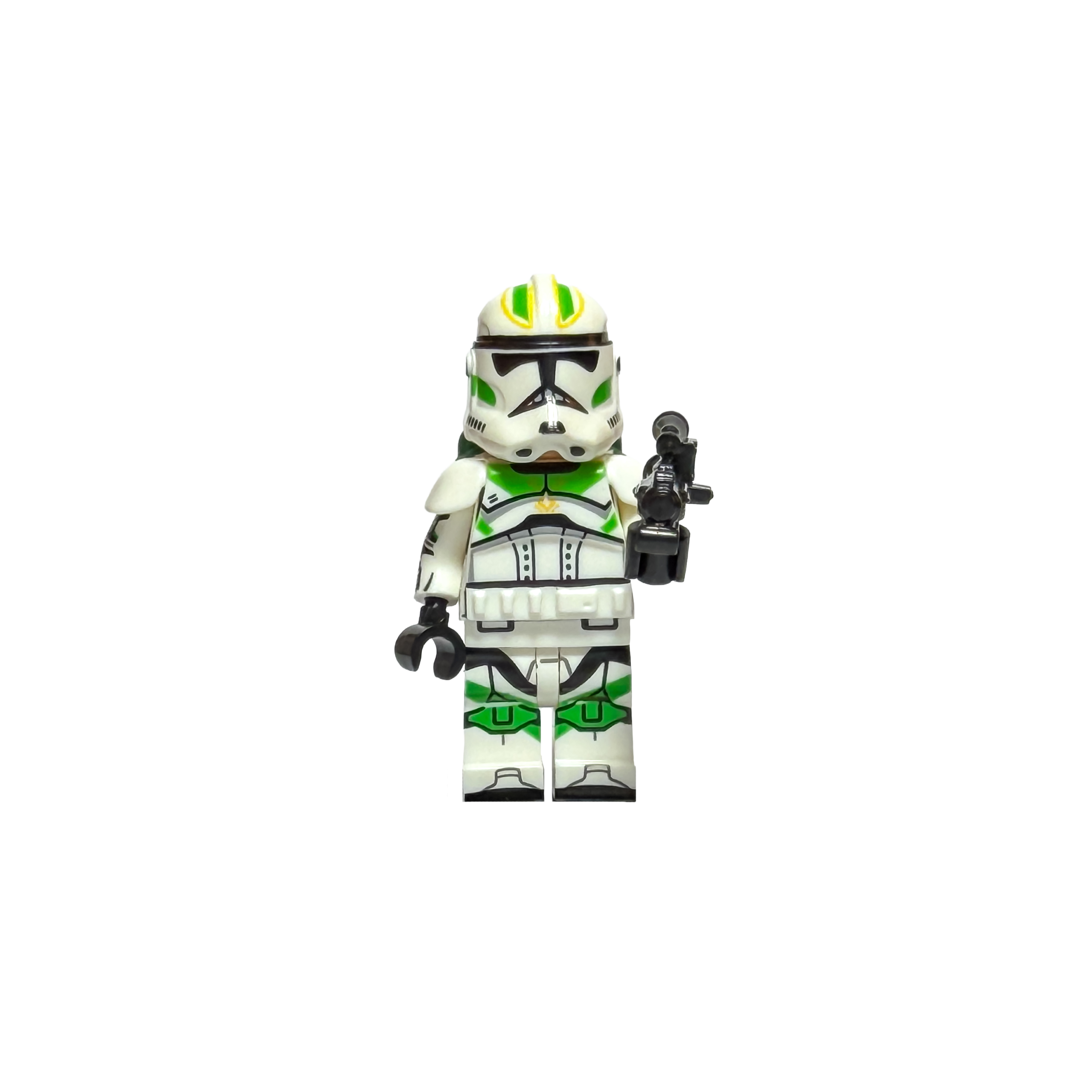 Minifigura de colección de un Soldado Clon de la Compañía Horn de Star Wars, sobre un fondo negro puro. Luce una armadura Fase 2 blanca con marcas y patrones en color verde brillante. Lleva acoplado un jetpack en la espalda y sostiene apuntando hacia adelante un rifle bláster negro.