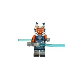 Minifigura de colección de la Comandante Ahsoka Tano de Star Wars: The Clone Wars Última Temporada (Asedio de Mandalore), de pie sobre fondo negro, luciendo su traje táctico azul oscuro y naranja, con lekku y montrals Togruta, y intensamente dual-empuñando un sable de luz azul largo y un sable de luz azul corto (shoto) en sus manos.