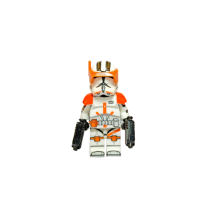 Minifigura de colección del Comandante Cody de Star Wars con armadura Fase 2, sobre un fondo negro puro. Luce una armadura blanca con detalles e insignias en color naranja brillante del Batallón 212. Lleva un casco modificado con un visor solar naranja y una antena lateral. Sostiene dos pistolas bláster negras apuntando hacia abajo.