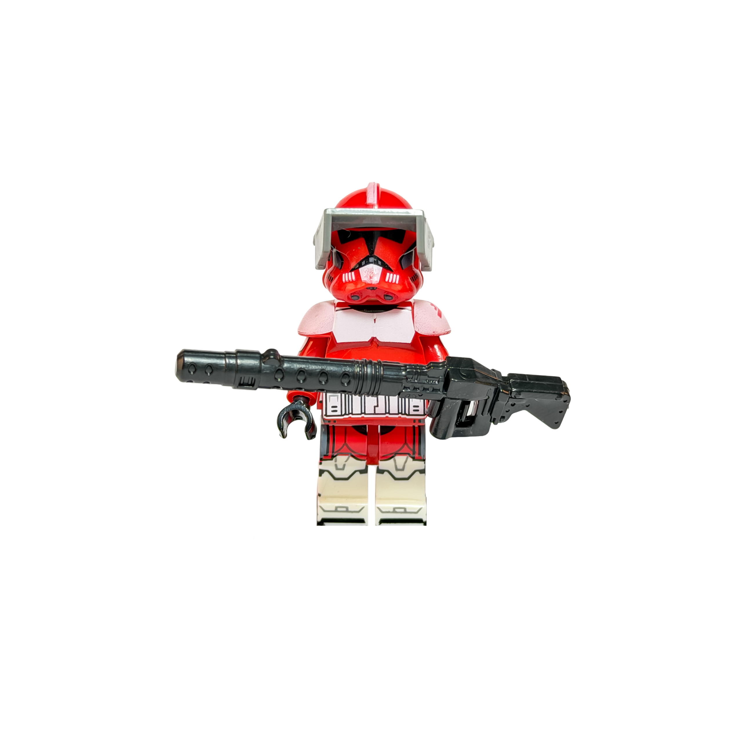 Minifigura de colección del Comandante Fox de Star Wars con armadura Fase 1, sobre un fondo negro puro. Luce una armadura predominantemente roja con acentos blancos en el pecho y piernas. Su casco rojo tiene una aleta superior y un visor táctico gris oscuro. Sostiene transversalmente con ambas manos un rifle bláster negro muy grande y pesado.