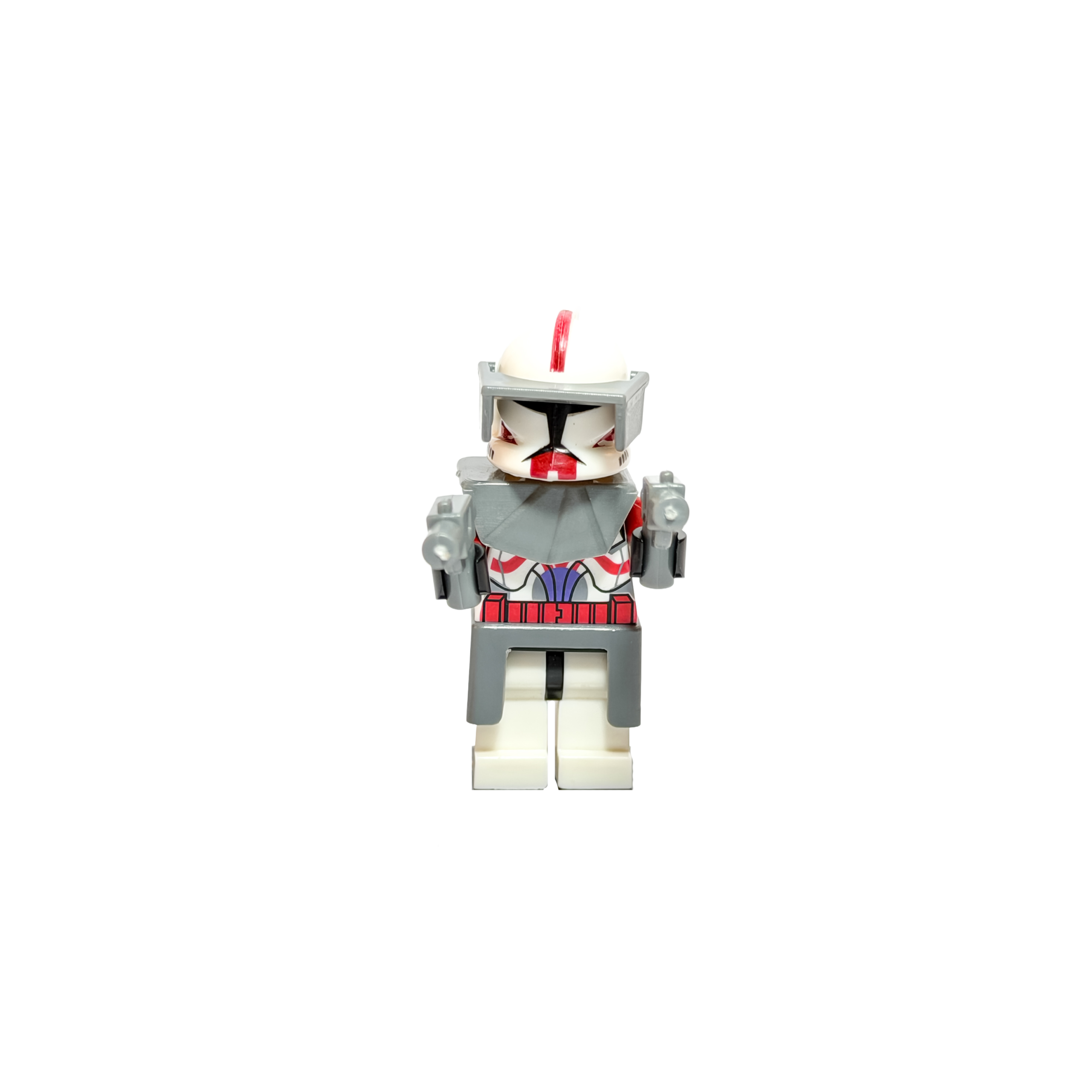 Minifigura de colección del Comandante Fox de Star Wars en su diseño clásico Fase 1, sobre un fondo blanco y posado en una base negra. Viste armadura blanca con franjas y marcas rojas en el casco y torso. Lleva equipamiento gris completo que incluye un visor bajado, hombrera y faldón. Empuña dos pistolas bláster grises.