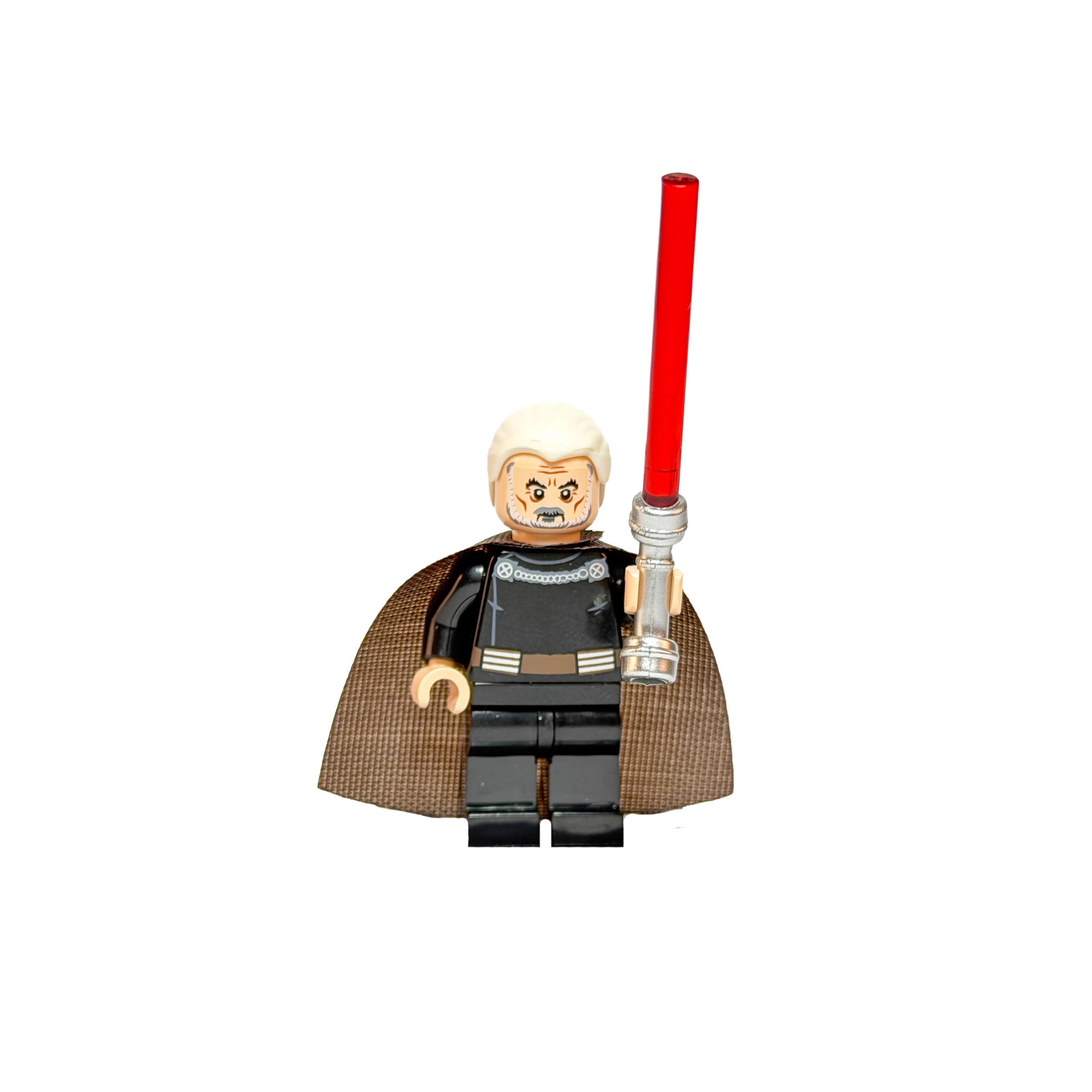Minifigura de colección del Conde Dooku de Star Wars sobre un fondo negro puro. Es un hombre mayor con cabello y barba blancos. Viste un traje negro con una cadena plateada impresa en el pecho y una majestuosa capa marrón texturizada. Sostiene un sable de luz rojo con empuñadura curva plateada apuntando hacia arriba.