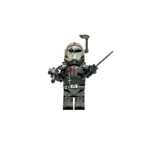 Minifigura de colección de Crosshair de Star Wars (The Bad Batch), sobre un fondo negro puro. Luce una armadura en tonos gris oscuro y negro con sutiles acentos rojos. Lleva su casco característico con el dibujo de una mira sobre el ojo derecho, una franja roja superior y una antena lateral. Sostiene un bláster negro corto en su mano derecha y un arma larga de precisión en la izquierda.