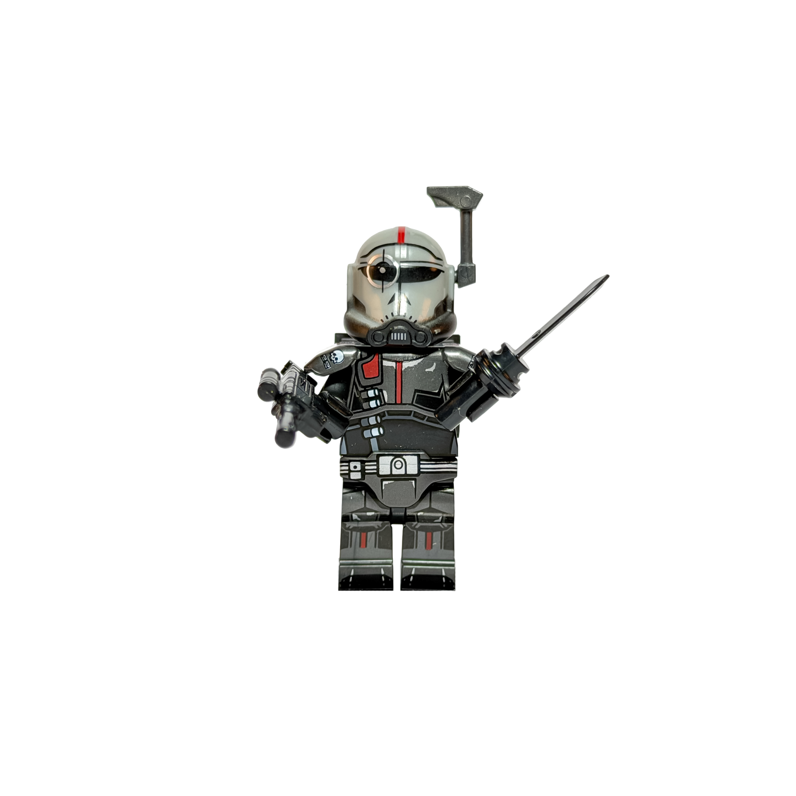 Minifigura de colección de Crosshair de Star Wars (The Bad Batch), sobre un fondo negro puro. Luce una armadura en tonos gris oscuro y negro con sutiles acentos rojos. Lleva su casco característico con el dibujo de una mira sobre el ojo derecho, una franja roja superior y una antena lateral. Sostiene un bláster negro corto en su mano derecha y un arma larga de precisión en la izquierda.