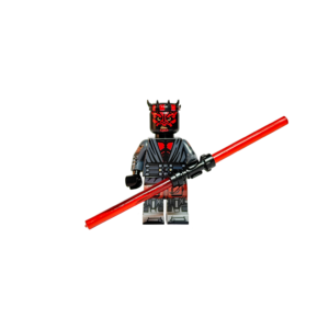 Minifigura de colección de Darth Maul de Star Wars en su versión Cyborg de The Clone Wars, sobre un fondo negro puro. Tiene el rostro rojo con tatuajes negros, corona de cuernos con puntas, el pecho tatuado visible bajo una túnica gris y piernas mecánicas impresas en gris y plata. Sostiene diagonalmente con ambas manos un sable de luz de doble hoja roja brillante.
