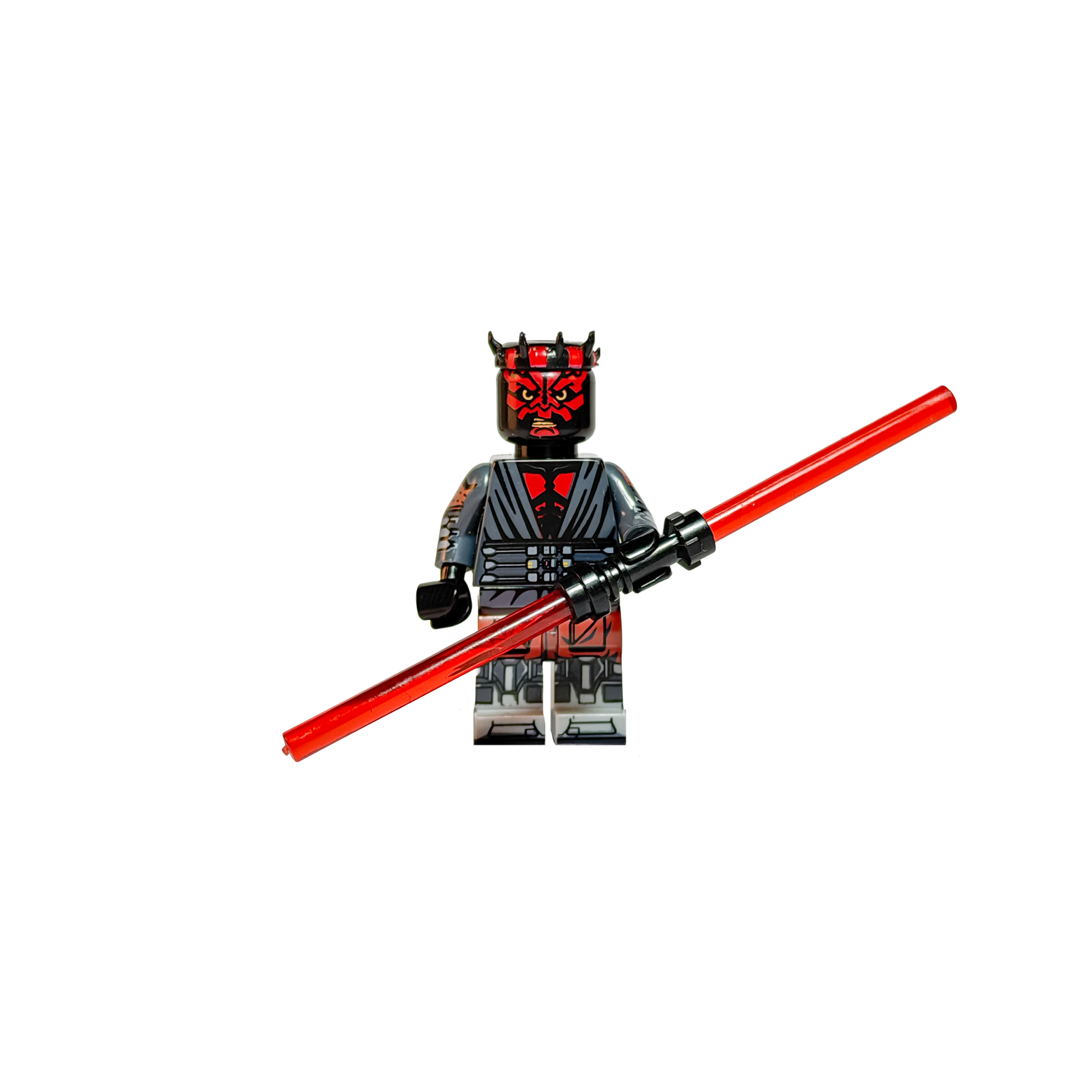 Minifigura de colección de Darth Maul de Star Wars en su versión Cyborg de The Clone Wars, sobre un fondo negro puro. Tiene el rostro rojo con tatuajes negros, corona de cuernos con puntas, el pecho tatuado visible bajo una túnica gris y piernas mecánicas impresas en gris y plata. Sostiene diagonalmente con ambas manos un sable de luz de doble hoja roja brillante.