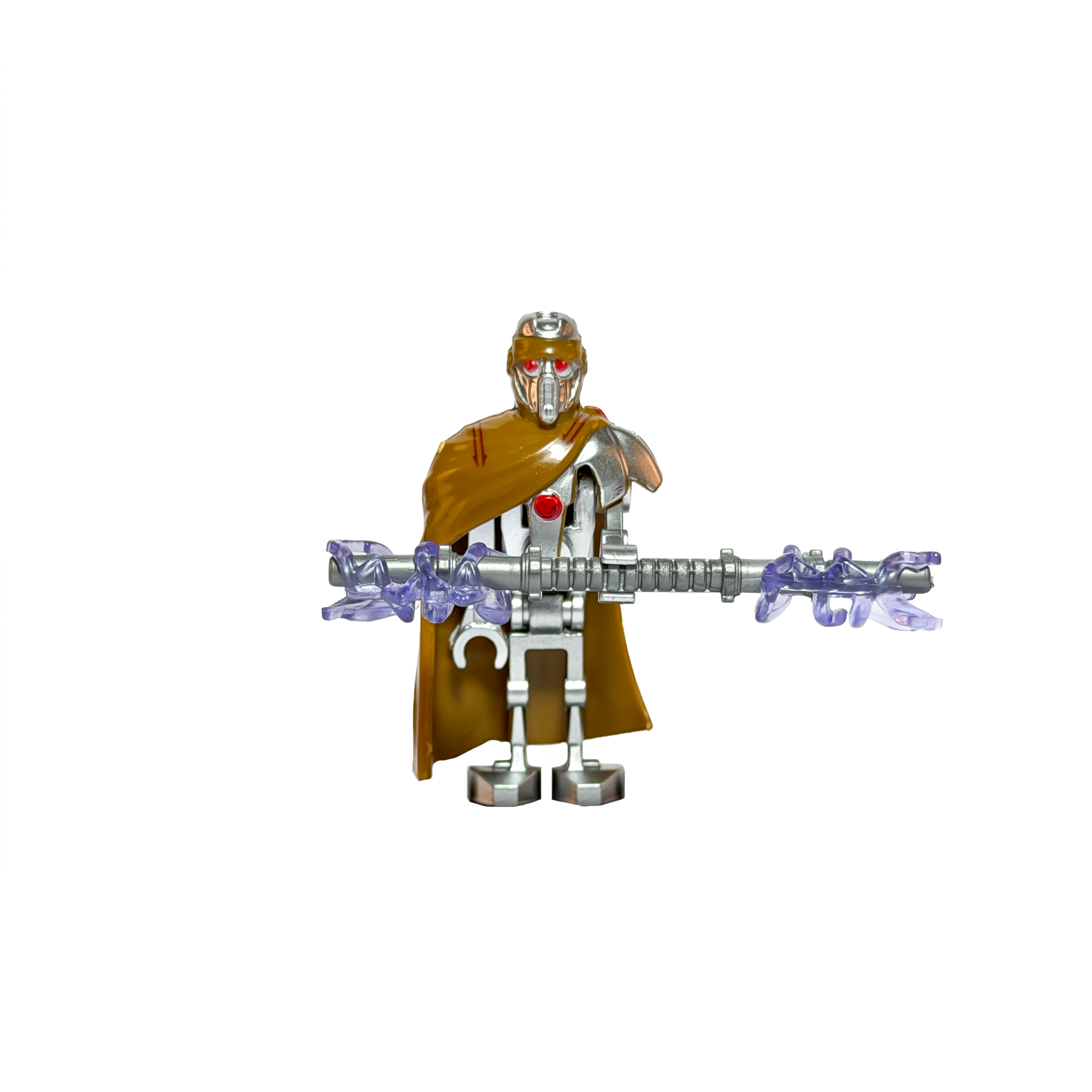 Minifigura de colección de un Droide MagnaGuardia de Star Wars sobre un fondo negro puro. Tiene un cuerpo mecánico plateado con detalles impresos y ojos rojos. Viste una capa marrón que cae sobre un lado y sostiene horizontalmente con ambas manos una vara plateada que emite rayos de energía púrpura translúcida en sus extremos.