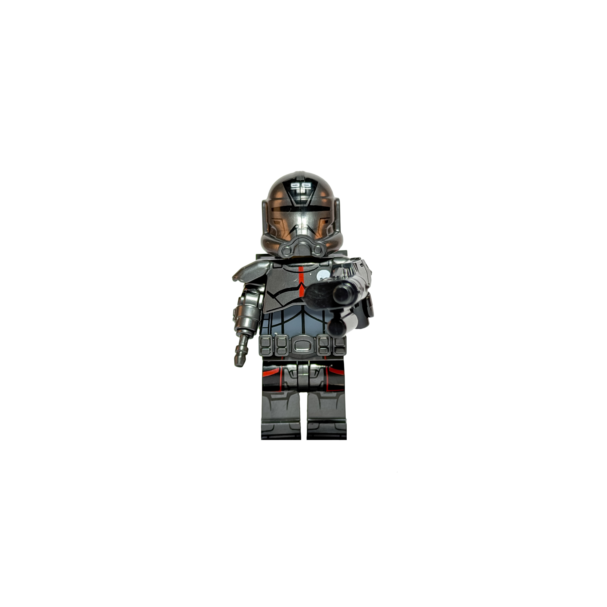 Minifigura de colección de Echo de Star Wars (The Bad Batch), sobre un fondo negro puro. Viste una armadura gris oscuro metálico con acentos rojos sutiles y la calavera del escuadrón. Su casco gris está modificado y su brazo derecho ha sido reemplazado por una prótesis cibernética gris. Con su brazo izquierdo sostiene una pistola bláster negra apuntando hacia adelante.