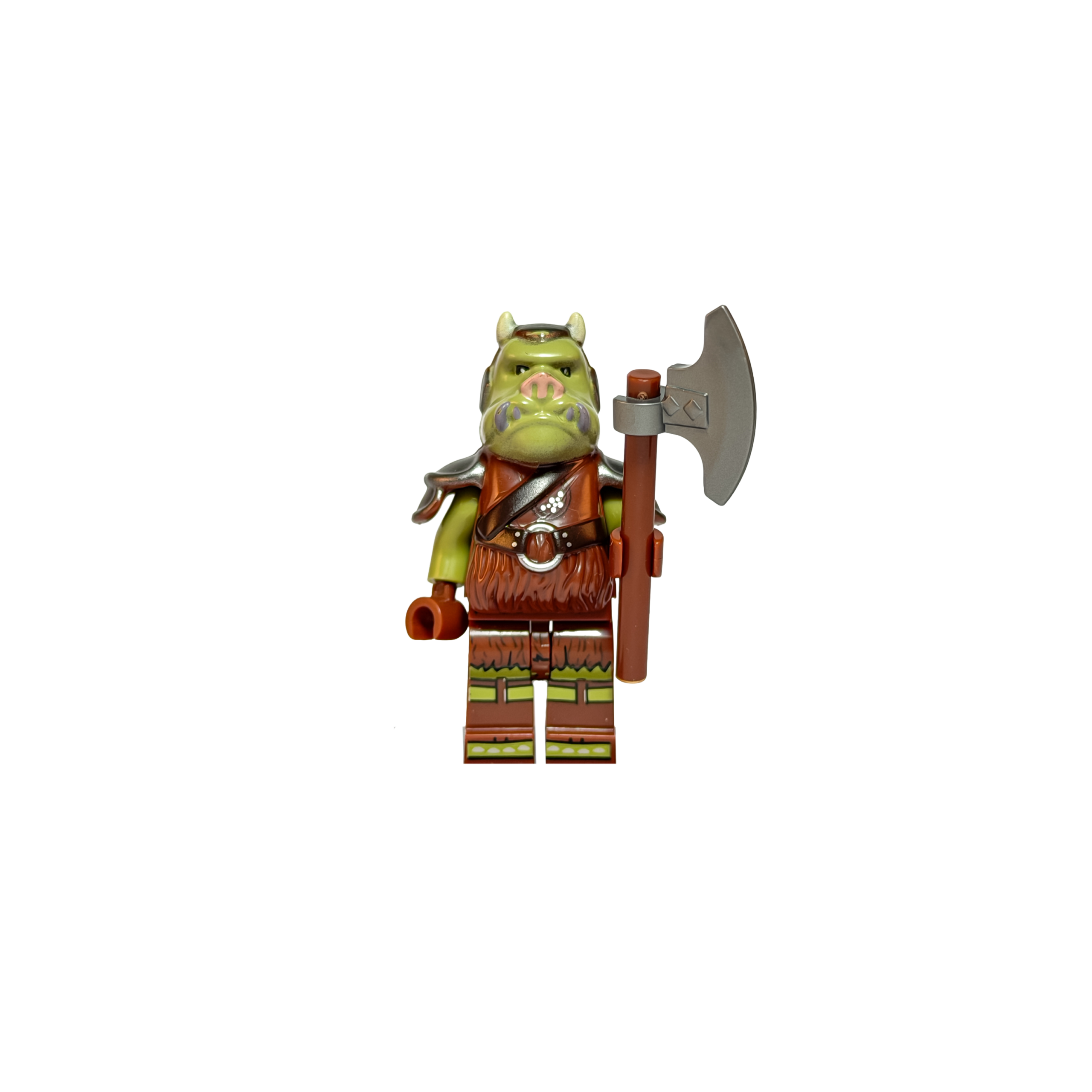 Minifigura de colección de un Guardia Gamorreano de Star Wars sobre un fondo negro puro. Es un corpulento alienígena de piel verde con rostro parecido al de un jabalí y pequeños cuernos. Viste una armadura primitiva de color marrón que simula cuero y pelaje, con hombreras metálicas plateadas. Sostiene verticalmente una gran hacha de batalla gris con mango marrón.