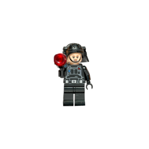 Minifigura de colección de un Soldado de la Flota Imperial de Star Wars sobre un fondo negro puro. Es una figura de rostro femenino con un gran casco negro de ala ancha y correa en la barbilla. Viste un uniforme militar negro con paneles de control impresos en el pecho. Apunta hacia adelante con un arma negra robusta que tiene una munición circular roja brillante.