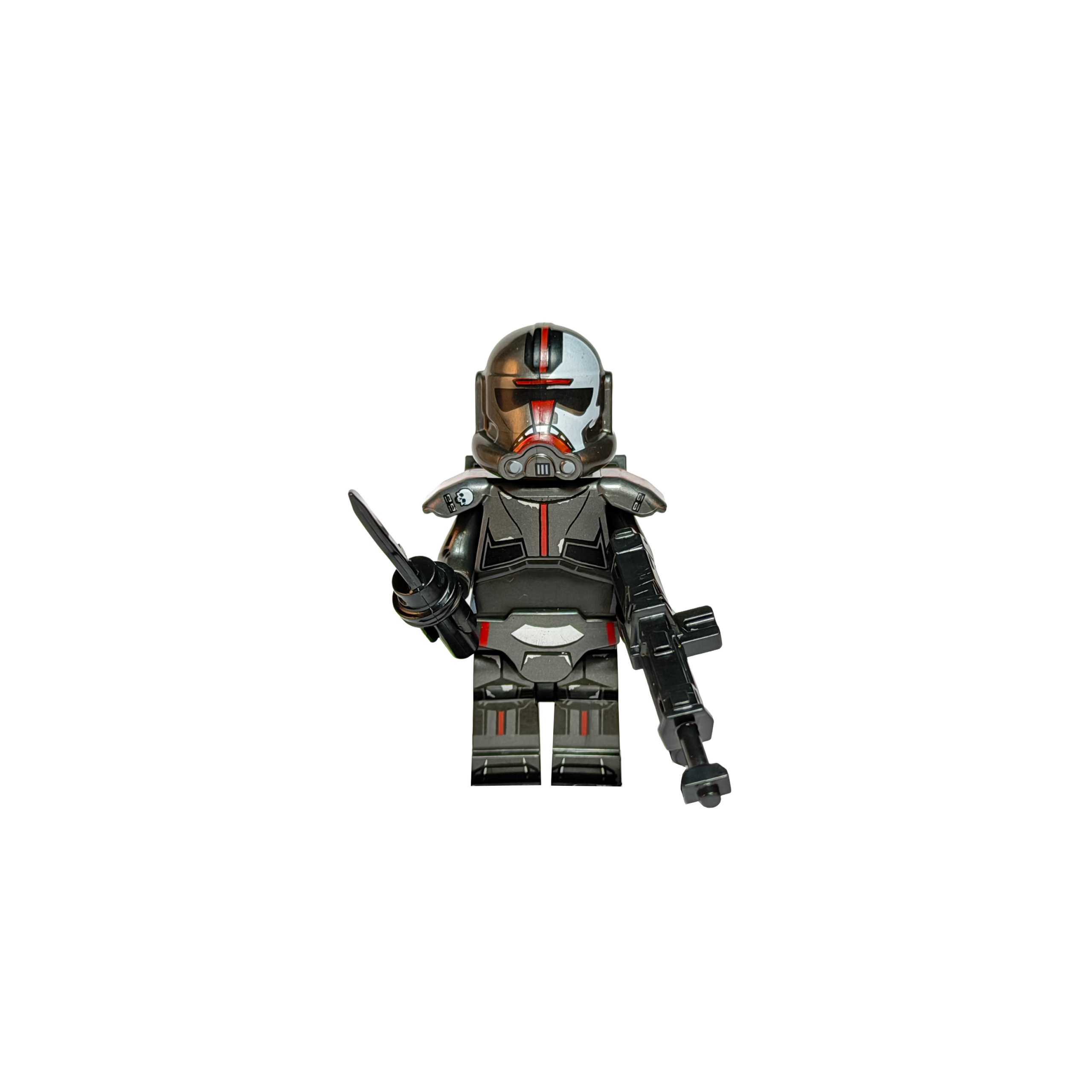 Minifigura de colección de Hunter de Star Wars (The Bad Batch), sobre un fondo negro puro. Viste una armadura táctica gris oscuro con detalles rojos y la insignia del escuadrón en la hombrera. Su casco gris tiene la marca de media calavera pintada en rojo y blanco. Sostiene un cuchillo de combate en su mano derecha apuntando hacia arriba, y un rifle bláster negro grueso en su mano izquierda apuntando hacia abajo.