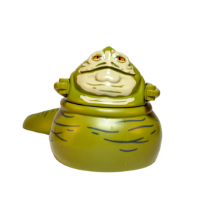 Figura de colección de gran escala de Jabba el Hutt de Star Wars sobre un fondo negro puro. Es una criatura alienígena grande y verde con forma de babosa. Tiene ojos naranjas brillantes, boca ancha y brazos pequeños articulados. El cuerpo presenta pliegues y marcas oscuras que simulan una piel rugosa.