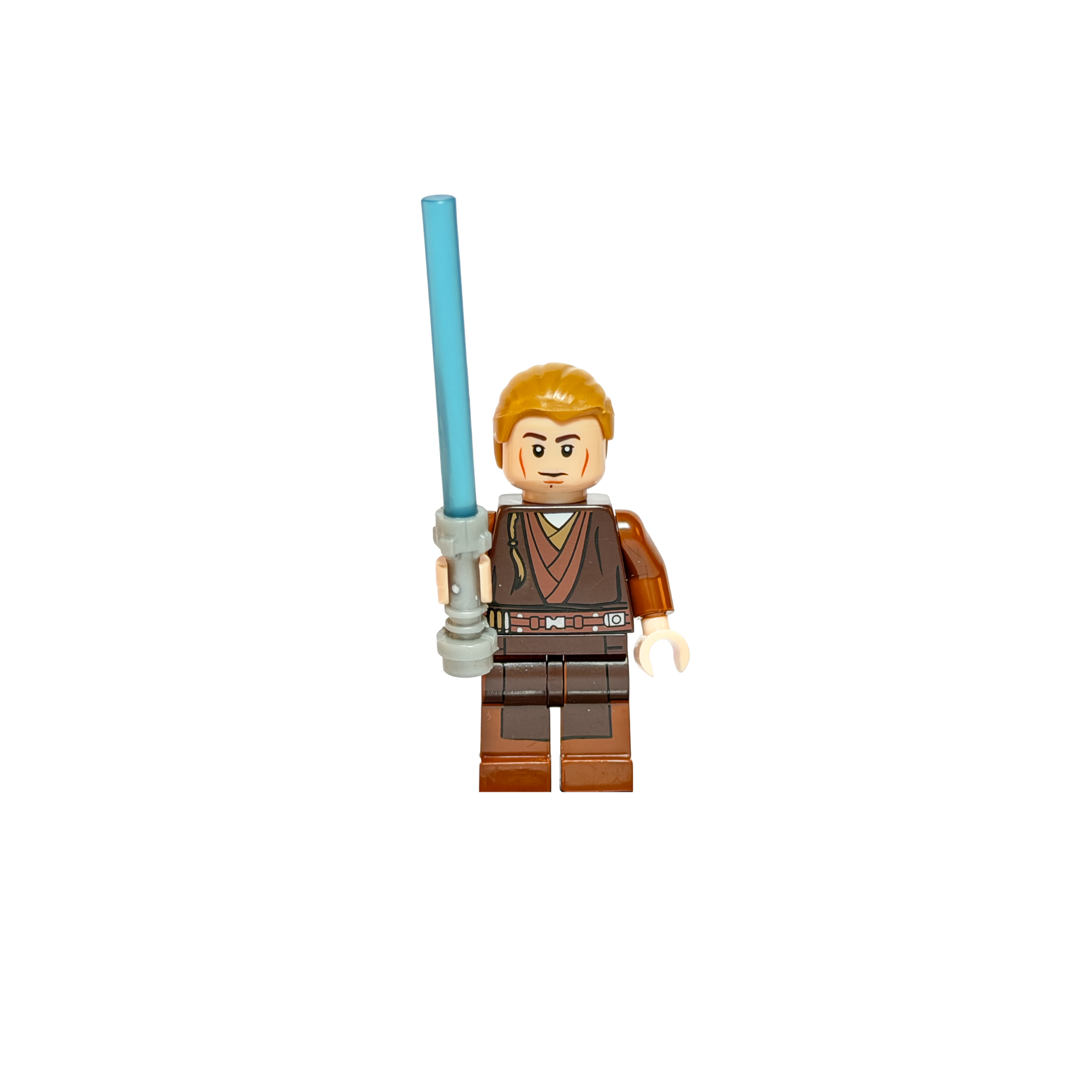 Minifigura de colección del Padawan Anakin Skywalker de Star Wars (El Ataque de los Clones), sobre un fondo negro sólido. El personaje viste una túnica Jedi marrón con una trenza de aprendiz impresa en el pecho, tiene cabello corto castaño claro, y empuña firmemente un sable de luz azul con una empuñadura gris gruesa y detallada.