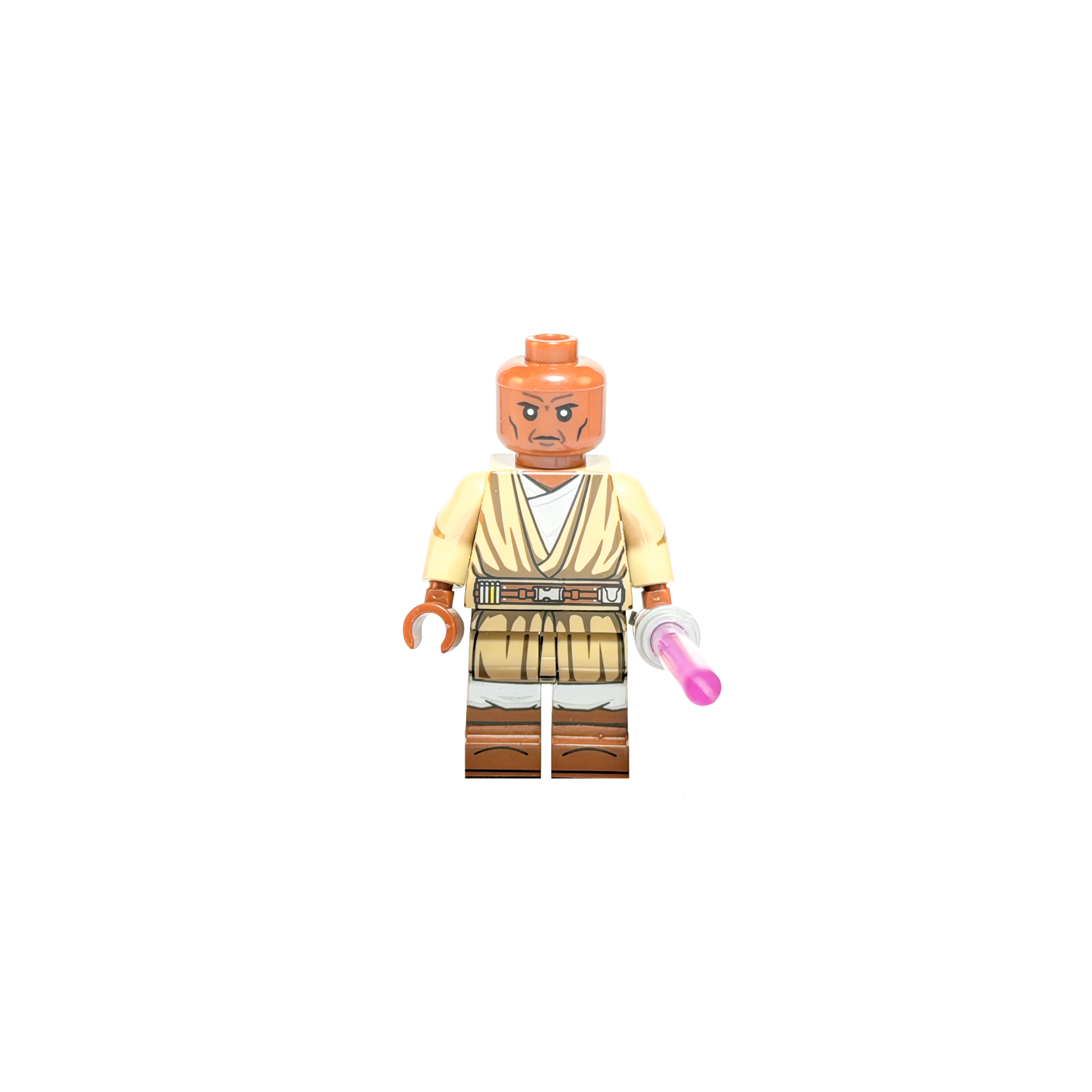 Minifigura de colección del Maestro Jedi Mace Windu de Star Wars sobre un fondo negro puro. Es un hombre calvo de piel oscura con túnicas Jedi beige y blancas con pliegues detallados. Lleva un cinturón marrón con cápsulas doradas y sostiene un sable de luz púrpura brillante con empuñadura gris.