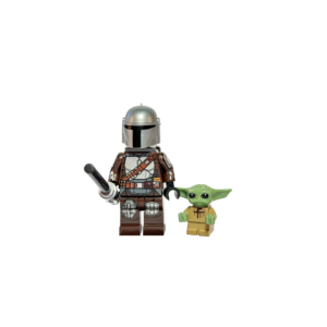 Minifiguras de colección del Mandaloriano y Grogu sobre un fondo negro puro. Din Djarin viste su armadura plateada metálica con bandolera marrón y sostiene el Darksaber (sable negro) en su mano derecha. A su lado está Grogu, una pequeña figura verde con túnica beige y orejas grandes. La iluminación resalta el brillo del casco plateado.