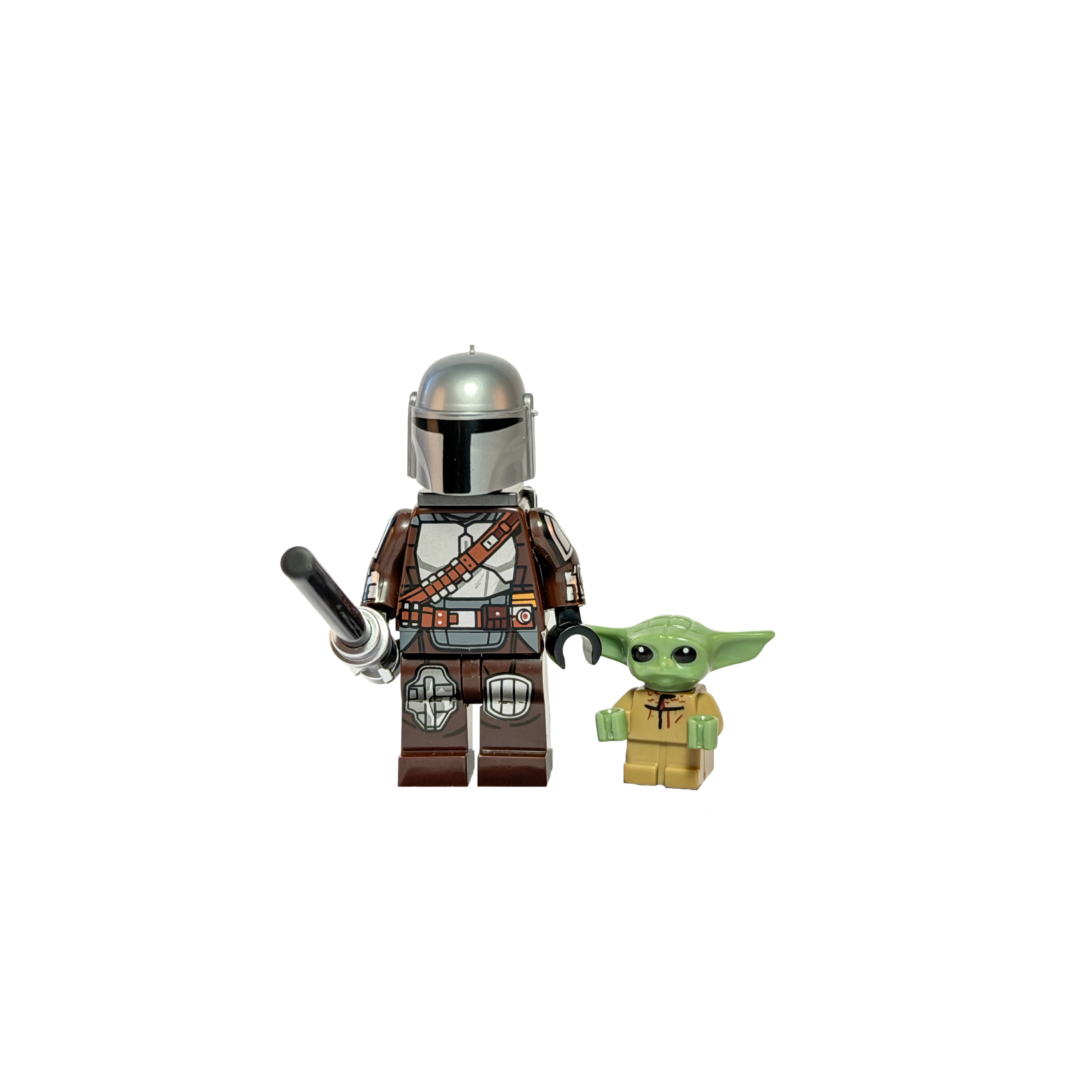 Minifiguras de colección del Mandaloriano y Grogu sobre un fondo negro puro. Din Djarin viste su armadura plateada metálica con bandolera marrón y sostiene el Darksaber (sable negro) en su mano derecha. A su lado está Grogu, una pequeña figura verde con túnica beige y orejas grandes. La iluminación resalta el brillo del casco plateado.