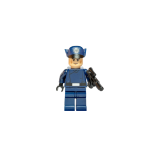 Minifigura de colección de un Oficial de la Primera Orden de Star Wars sobre un fondo negro puro. Viste un uniforme militar azul oscuro con un cinturón negro y hebilla blanca plateada. Lleva una gorra azul con una insignia plateada en el centro y sostiene un pequeño bláster negro en su mano izquierda. Su rostro tiene una expresión seria.