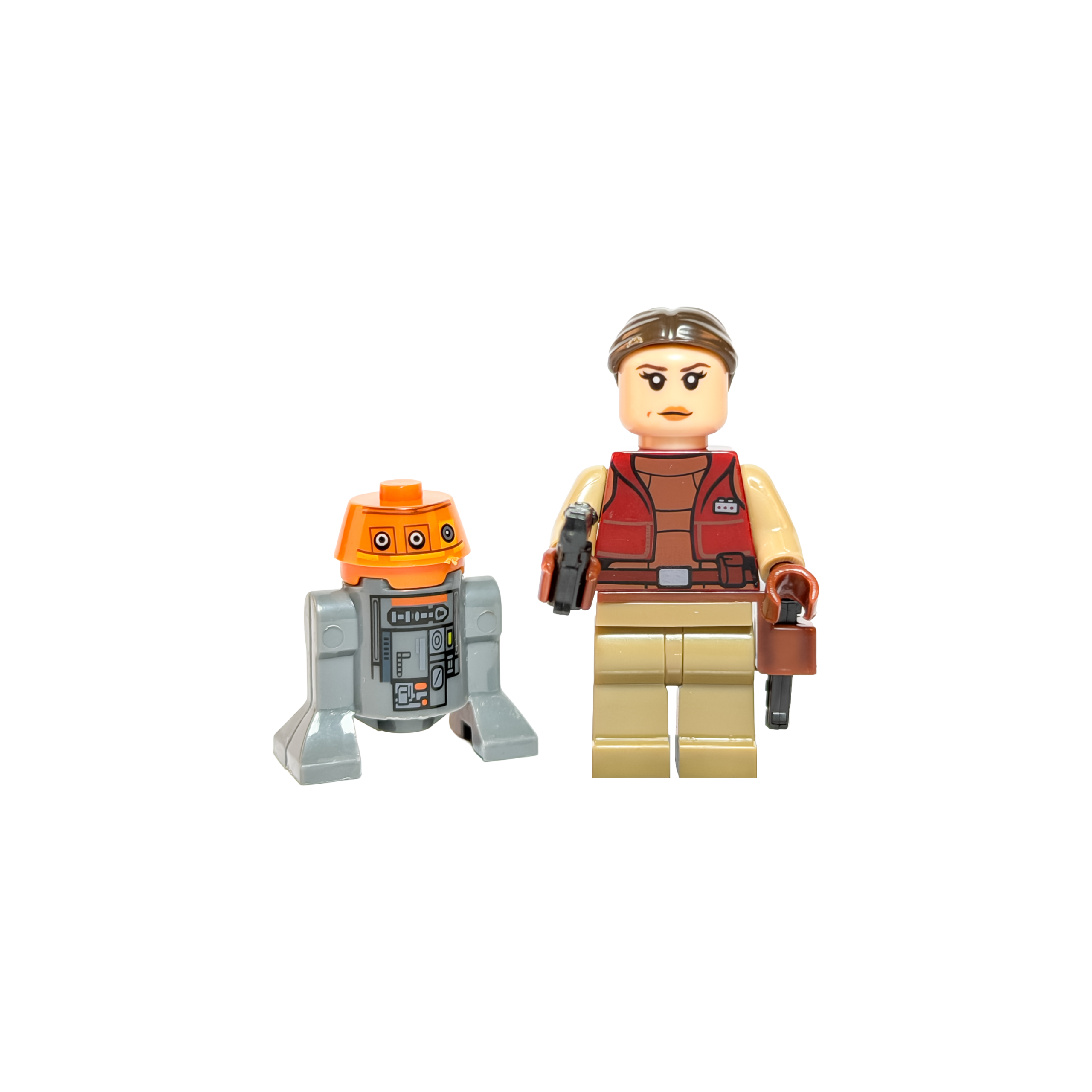 Minifiguras de colección de Padmé Amidala y un droide astromecánico sobre un fondo negro puro. Padmé viste un chaleco rojo oscuro, túnica marrón y pantalones beige. Sostiene una pistola bláster negra. A su lado, un droide pequeño con cuerpo gris y una cabeza cilíndrica naranja brillante. La iluminación resalta los detalles de impresión de ambos personajes.