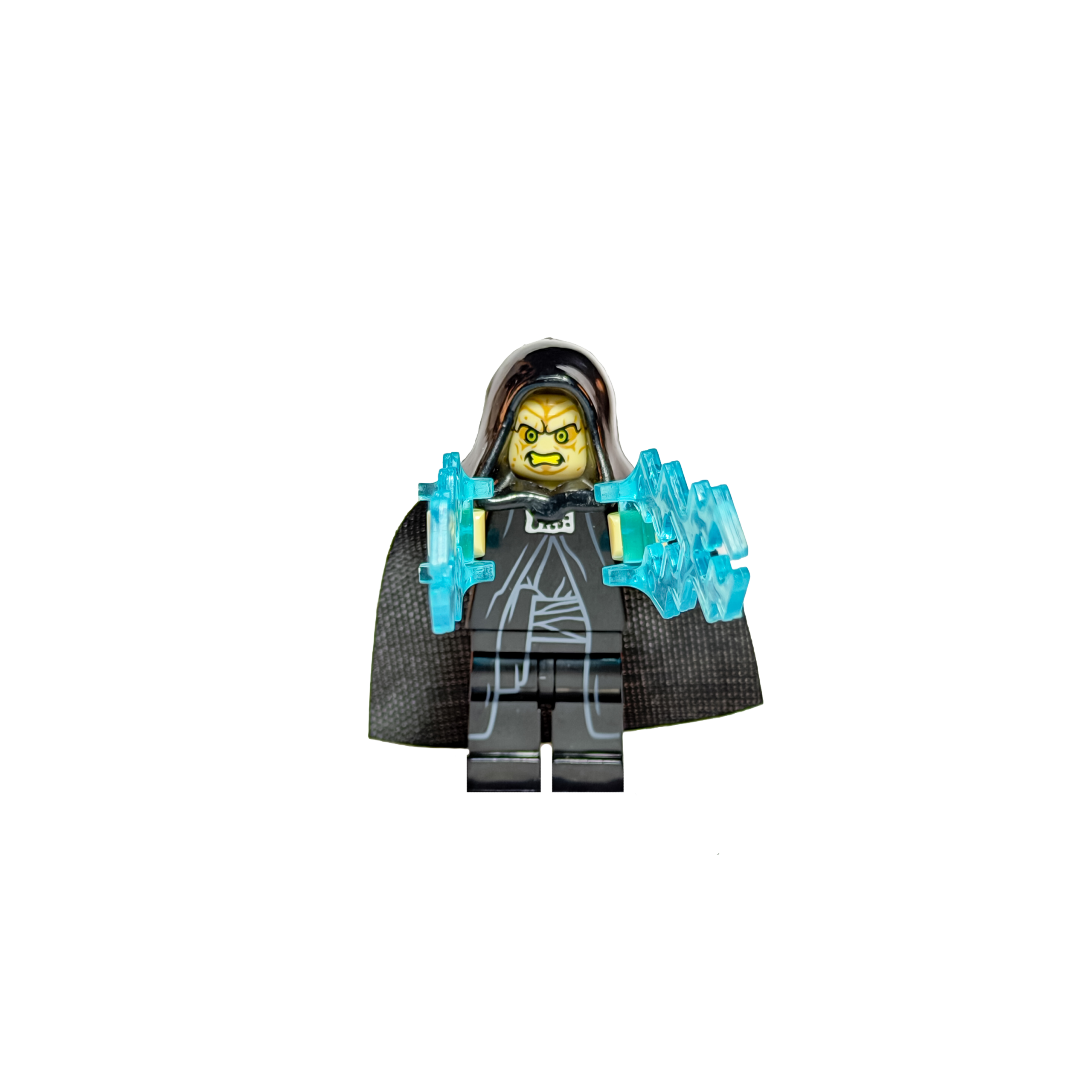 Minifigura de colección de Darth Sidious (Emperador Palpatine) de Star Wars sobre un fondo negro puro. Viste túnicas negras con detalles grises y una capa de tela negra. Su rostro es amarillo pálido con ojos amarillos y una expresión de ira. Sostiene en cada mano grandes piezas de rayos de energía azul celeste translúcido que se extienden hacia adelante.
