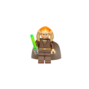 Minifigura de colección del Maestro Jedi Saesee Tiin de Star Wars sobre un fondo blanco puro. Tiene una cabeza naranja con cuernos grandes que bajan por los costados de su cara. Viste túnicas Jedi marrón oscuro y una capa de tela marrón. Sostiene un sable de luz verde brillante hacia un costado y está parado sobre una base negra de exposición.
