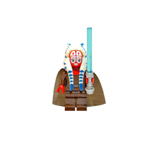 Minifigura de colección de la Maestra Jedi Shaak Ti de Star Wars sobre un fondo negro puro. Es una alienígena de piel roja con un gran tocado blanco con rayas azules que baja por sus hombros. Viste túnicas Jedi marrones y una capa de tela de textura rugosa. Sostiene verticalmente un sable de luz azul brillante con empuñadura plateada.