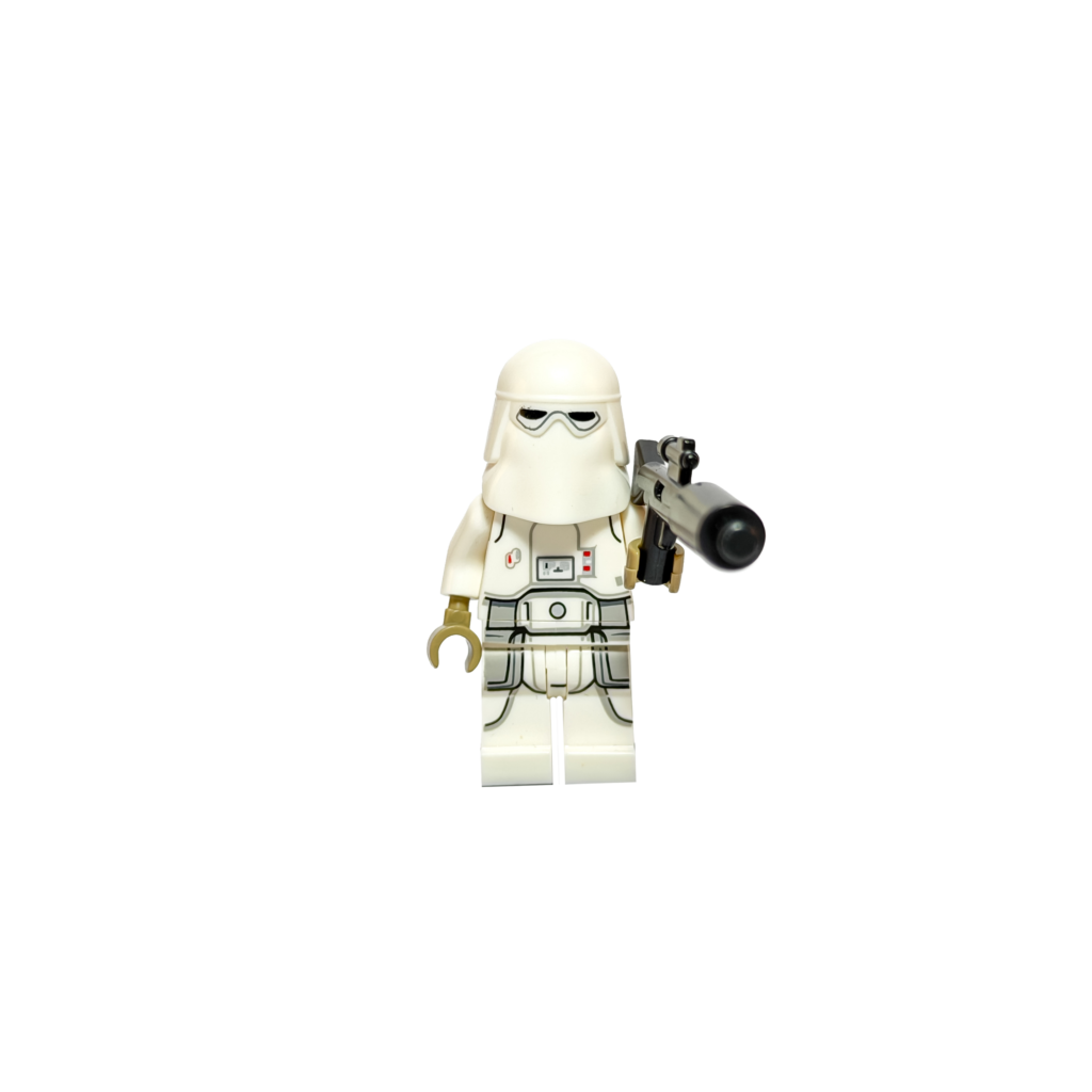 Minifigura de colección de un Snowtrooper de Star Wars sobre un fondo negro puro. Viste una armadura blanca completa con detalles técnicos de soporte vital en el pecho y las piernas. El casco es blanco y cubre todo el rostro, dejando ver solo un visor negro estrecho. Sostiene un rifle bláster negro largo apuntando hacia adelante en posición de combate.