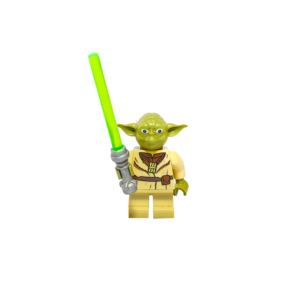 Minifigura de colección del Maestro Yoda de Star Wars sobre un fondo blanco puro. Tiene una cabeza verde oliva con orejas largas y puntiagudas. Viste túnicas Jedi de color beige claro y sostiene verticalmente un sable de luz verde brillante con empuñadura gris. La figura está parada sobre una base de exposición negra cuadrada.