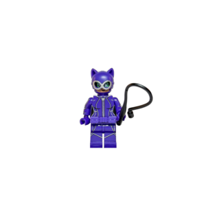 Minifigura de colección de Gatúbela (Catwoman) de DC Comics sobre un fondo blanco puro. Viste un traje púrpura brillante con detalles de líneas plateadas y un cinturón púrpura. Su máscara tiene orejas puntiagudas y antiparras con lentes verdes. Sostiene un látigo negro curvo en su mano izquierda y está parada sobre una base de exposición negra.