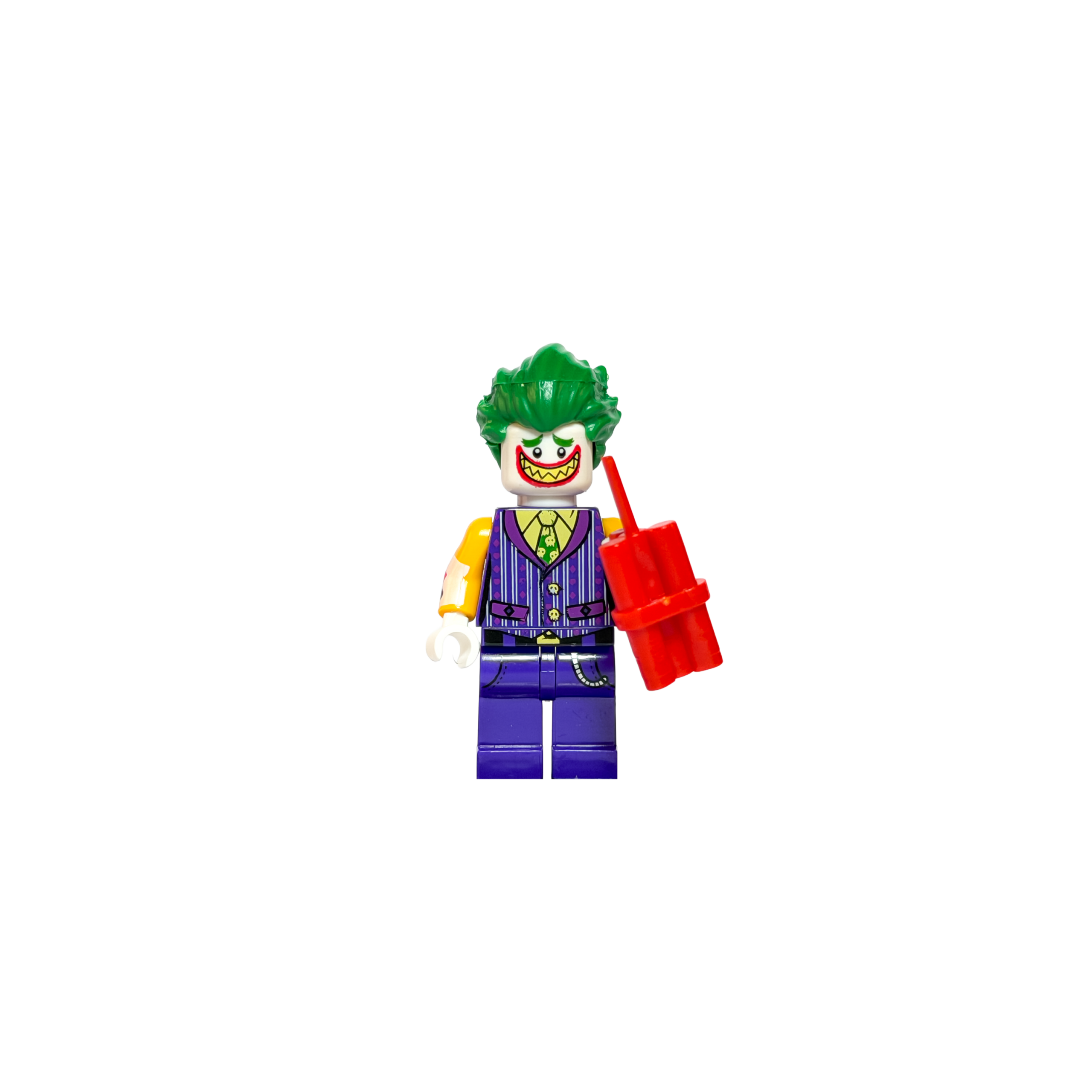 Minifigura de colección de El Guasón (The Joker) de DC Comics sobre un fondo blanco puro. Tiene el cabello verde brillante y una sonrisa malvada y ancha. Viste un chaleco púrpura a rayas sobre una camisa verde y pantalones púrpuras. Sostiene un manojo de dinamita roja en su mano izquierda. Está parado sobre una base de exposición negra.