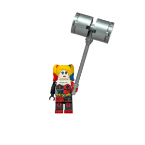 Minifigura de colección de Harley Quinn de DC Comics sobre un fondo blanco puro. Tiene el cabello rubio con coletas roja y azul. Viste un traje ajustado rojo y negro con detalles impresos de "HA HA HA" en el cinturón. Sostiene un mazo plateado muy grande que la duplica en altura. Está parada sobre una base de exposición negra.