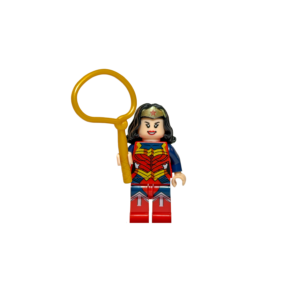 Minifigura de colección de la Mujer Maravilla de DC Comics sobre un fondo blanco puro. Viste una armadura roja y dorada con una falda azul. Tiene el cabello negro largo y una tiara dorada con una estrella roja en la frente. Sostiene un lazo dorado circular en su mano derecha y está parada sobre una base de exposición negra.