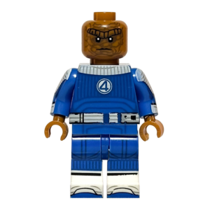 Minifigura de colección de Ben Grimm (La Mole) de Marvel Cuatro Fantásticos, con textura de piel de roca naranja detallada en todo el cuerpo y cabeza, vistiendo pantalones azules, sobre fondo blanco.