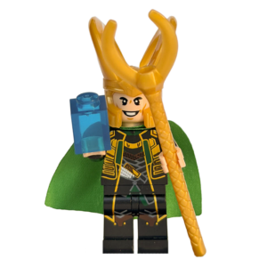 Minifigura de colección de Loki de Marvel Avengers, vistiendo armadura asgardiana verde y dorada, con un gran casco dorado con cuernos y empuñando un cetro plateado con una gema azul brillante, sobre fondo blanco.