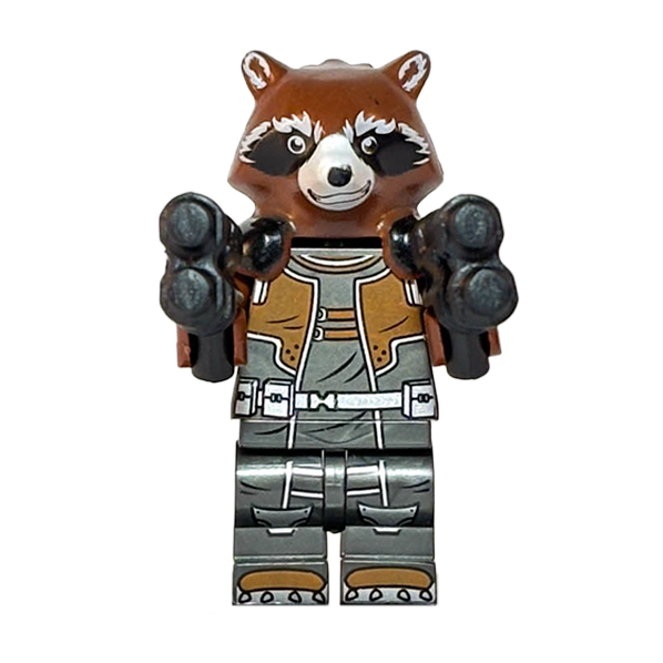 Minifigura de colección de Rocket Raccoon de Marvel Guardianes de la Galaxia, de baja estatura, con cabeza y cola de mapache, vistiendo un traje táctico espacial y sosteniendo un arma gigante, sobre fondo blanco.