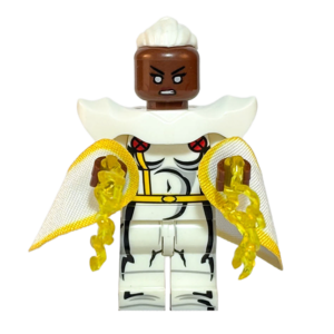 Minifigura de colección de Storm (Tormenta) de Marvel X-Men, luciendo su traje de superheroína y capa de tela conectada a los brazos, con cabello blanco y ojos en blanco canalizando sus poderes, empuñando dos relámpagos de energía translúcidos, sobre fondo blanco.