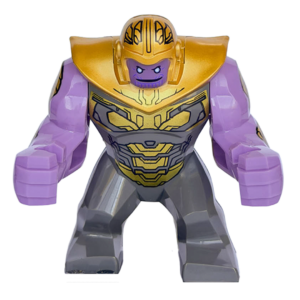 Figura de colección de Thanos de Marvel Avengers, luciendo su piel púrpura y armadura de batalla dorada completa con casco, empuñando una gran espada de doble hoja y portando el Guantelete del Infinito dorado con las gemas, sobre fondo blanco.