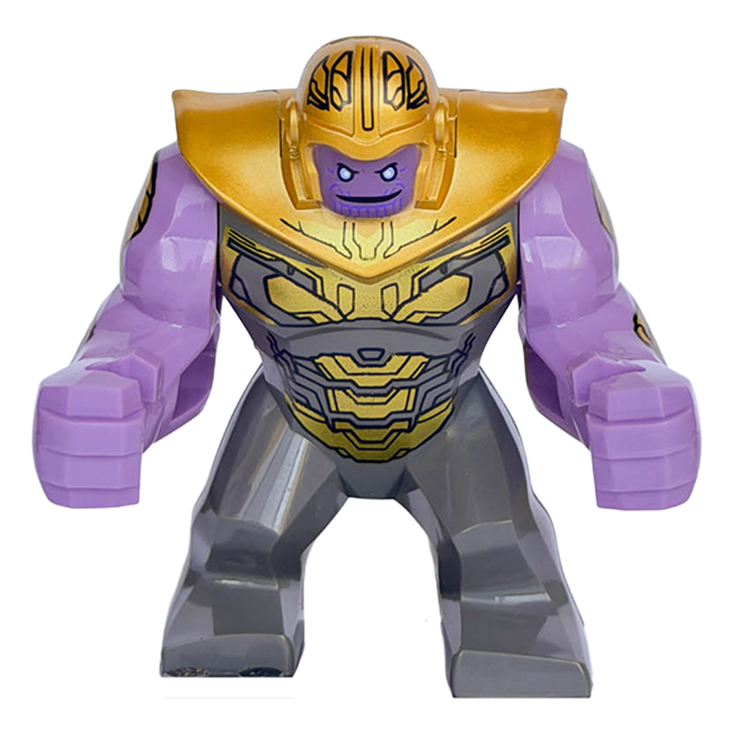 Figura de colección de Thanos de Marvel Avengers, luciendo su piel púrpura y armadura de batalla dorada completa con casco, empuñando una gran espada de doble hoja y portando el Guantelete del Infinito dorado con las gemas, sobre fondo blanco.