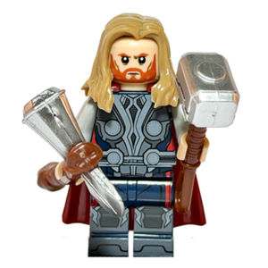 Minifigura de colección de Thor de Marvel Avengers, luciendo su armadura asgardiana oscura con capa de tela roja, empuñando el martillo Mjolnir en una mano y canalizando relámpagos azules translúcidos en la otra, sobre fondo blanco.