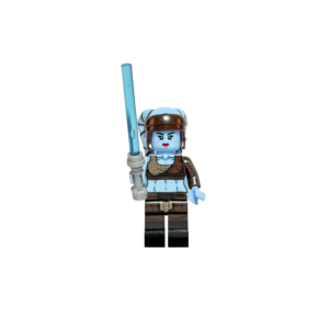 Minifigura de colección de Aayla Secura de Star Wars, luciendo piel azul, dos lekku largos con detalles de bandas, traje de combate marrón y sosteniendo un sable de luz azul brillante, sobre fondo blanco.