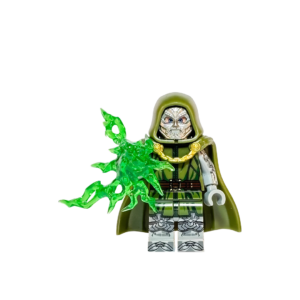 Minifigura de colección del Doctor Doom de Marvel, con armadura metálica, máscara de hierro, capucha verde y capa verde de tela sobre fondo blanco.