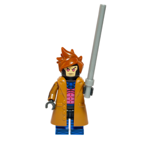 Minifigura de colección de Gambit (Gambito) de Marvel X-Men, luciendo su armadura fucsia y negra cubierta por un sobretodo marrón, máscara facial que revela ojos negros con pupilas rojas, sosteniendo su bastón plateado en una mano y cartas brillando con energía cinética rosa en la otra, sobre fondo blanco.