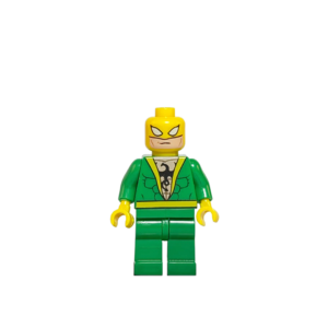 Minifigura de colección de Iron Fist (Danny Rand) de Marvel, vistiendo traje verde clásico con emblema de dragón negro en el pecho, máscara amarilla con bandana y portando un efecto translúcido de energía chi amarilla en su puño derecho, sobre fondo blanco.