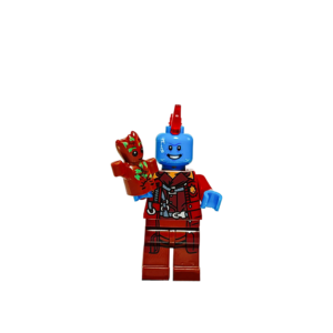 Minifigura de colección de Yondu Udonta de Marvel Guardianes de la Galaxia, luciendo piel azul, aleta roja en la cabeza y chaqueta granate de los Devastadores, controlando una flecha Yaka roja con efecto de estela translúcida, sobre fondo blanco.