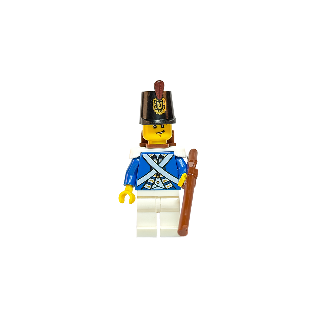 Minifigura de un soldado imperial "bluecoat" de Lego sobre un fondo blanco puro. Viste una chaqueta azul con correas blancas cruzadas y hombreras blancas prominentes. Tiene pantalones blancos y un sombrero negro alto (shako) con un emblema dorado y una pluma roja. En su espalda se ve una mochila marrón y sostiene un mosquete de madera en su mano izquierda. La iluminación es clara y resalta todos los detalles del uniforme militar.