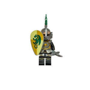 Minifigura de un caballero medieval con armadura completa sobre un fondo negro. Viste una pechera plateada con un dragón dorado y detalles negros. Lleva un casco gris metálico con visor y un penacho verde. Sostiene un escudo amarillo y verde con un dragón verde en su mano derecha y una espada plateada en la izquierda. La iluminación destaca el brillo metálico de las placas contra el fondo oscuro.