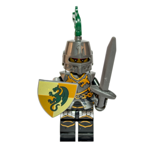 Minifigura de un caballero medieval de élite sobre un fondo blanco puro. Viste una armadura de placas completa plateada con detalles dorados de dragones en el pecho. Lleva un casco metálico con un penacho verde en la parte superior. Sostiene un escudo heráldico dividido en amarillo y verde en su mano derecha y una espada plateada en la izquierda. La iluminación es uniforme, resaltando los detalles de impresión de la armadura.