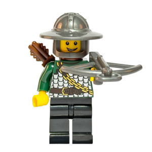 Minifigura de un ballestero medieval sobre un fondo negro. Viste una túnica verde con una armadura de escamas plateadas impresa en el pecho y una cadena dorada. Lleva un casco gris metálico de ala ancha y tiene un carcaj marrón con flechas en la espalda. Sostiene una ballesta plateada hacia adelante. La luz resalta el brillo de la armadura contra el fondo oscuro.