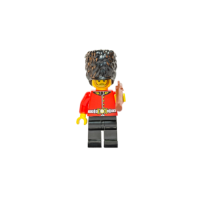 Minifigura de un Guardia Real británico sobre un fondo blanco puro. Viste una túnica roja vibrante con detalles de botones dorados y un cinturón blanco impreso. Lleva un gorro negro muy alto con textura de piel. Su rostro es serio con un bigote fino. Sostiene un fusil marrón en su mano izquierda. La imagen es muy nítida y resalta los colores primarios de la figura.